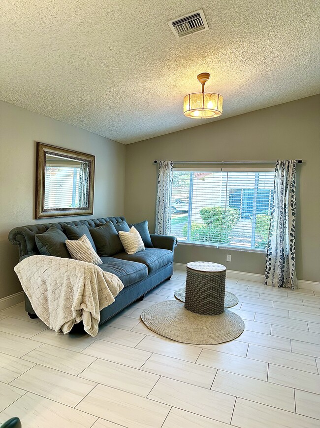 Building Photo - 1120 N Val Vista Dr