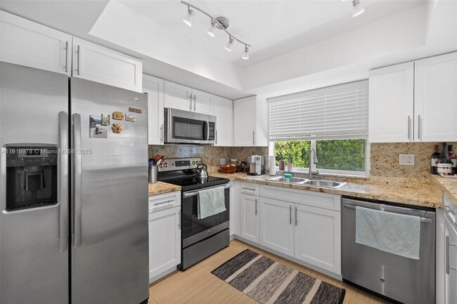 Building Photo - 811 Capri St