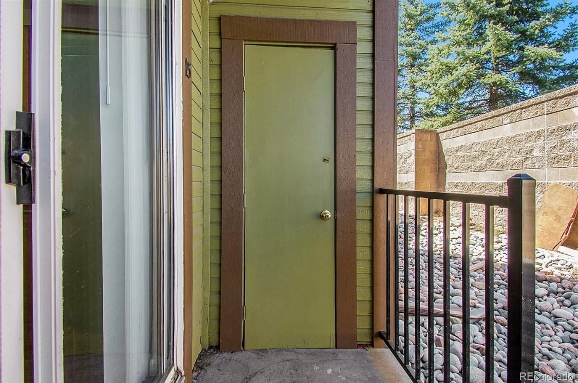 Outdoor storage - 61 S Sable Blvd