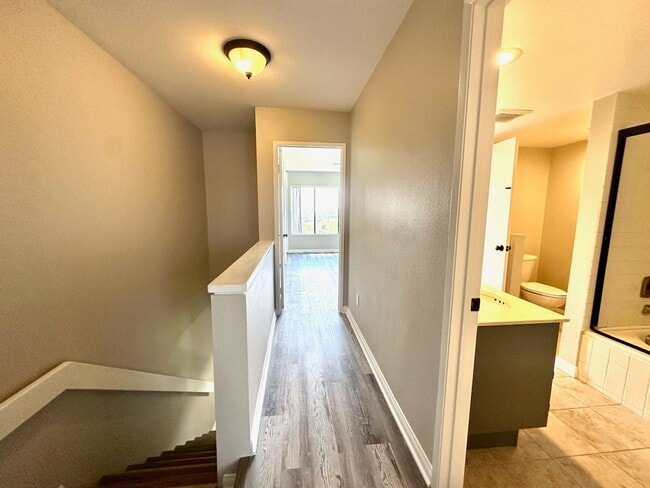 Building Photo - FOR RENT: 2Bd/1.5Ba Upgraded Townhome In T...