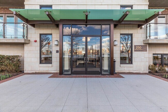 Building Photo - 250 Henley Pl