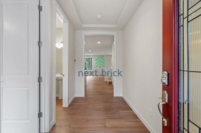 Building Photo - 5 BED & 3.5 BATH FOR RENT