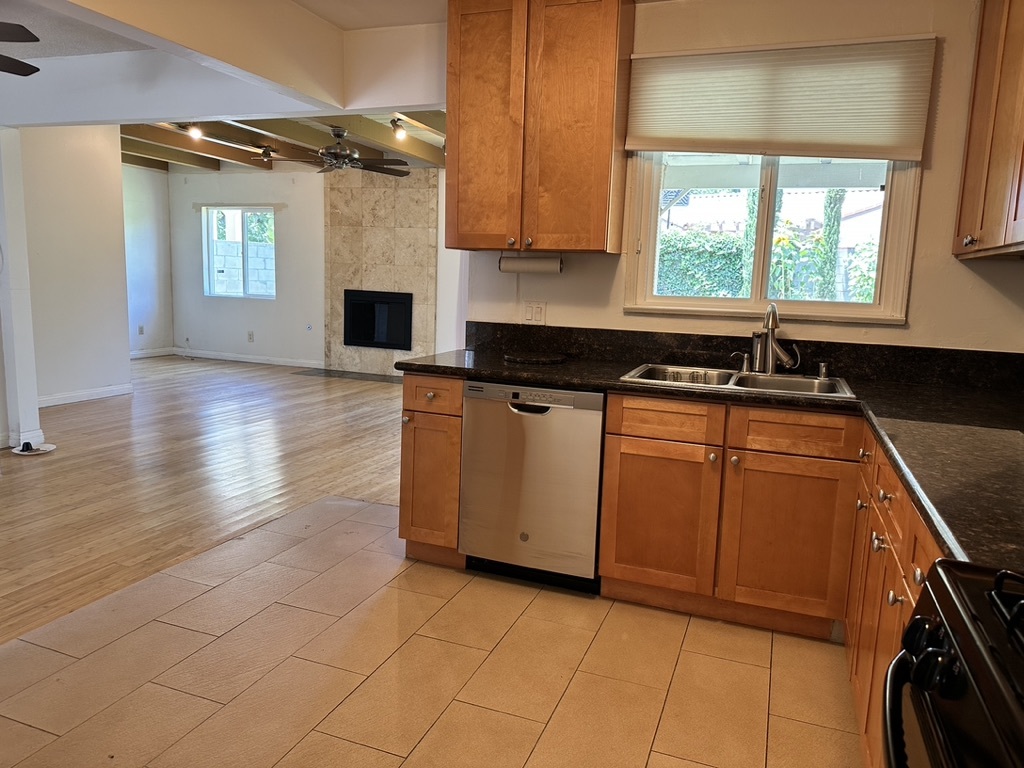 Kitchen - 5015 Doman Ave