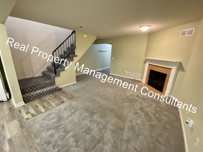 Building Photo - Updated 2 Bedroom Townhome