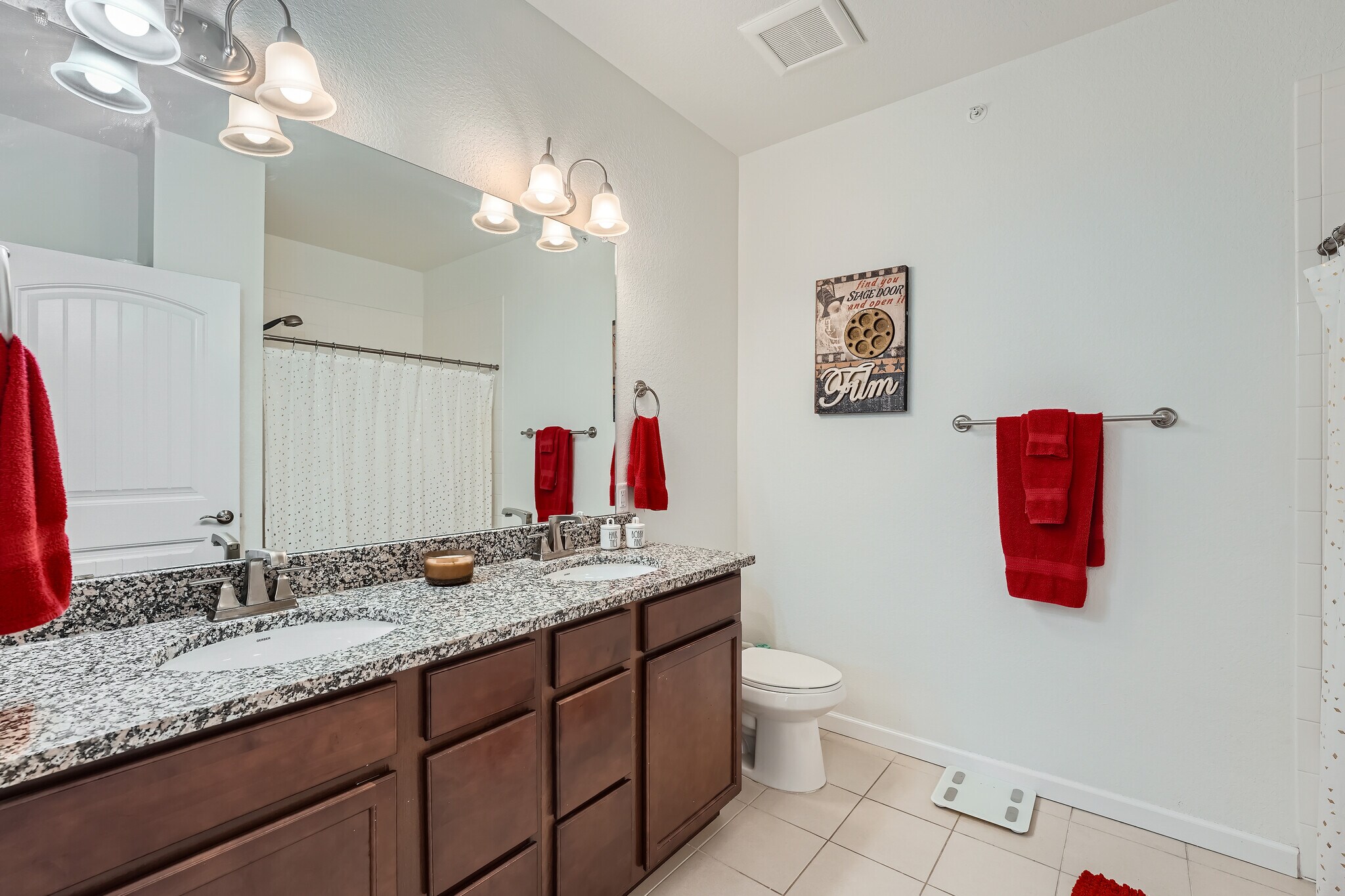 Double sinks in large bath - 4526 Copeland Cir