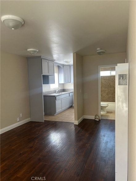 Building Photo - 626 W 59th Pl