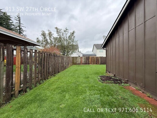 Building Photo - 913 SW 27th Cir