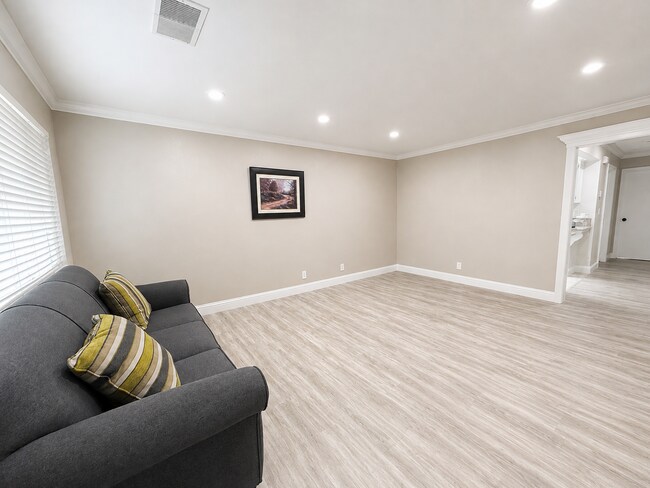 Building Photo - 604 Ester Way