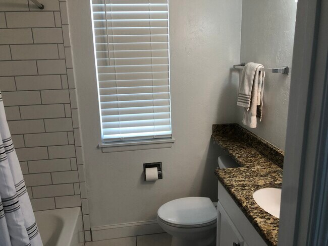 Building Photo - 4610 Lake Waterford Way