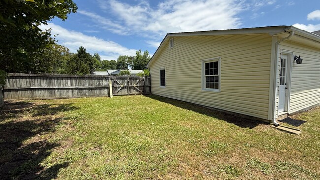 Building Photo - Three Bedroom Rambler in Fredericksburg