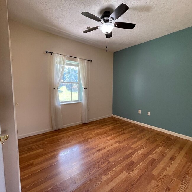 Building Photo - 3 bedroom close to Interstate in Kodak! On...