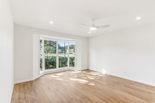 Building Photo - 8014 Meadowcroft Dr