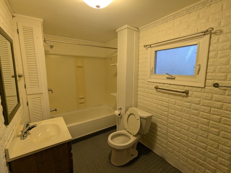 Bathroom - 218 Alaska St