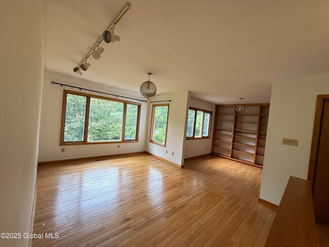 Building Photo - 1565 Crescent Rd