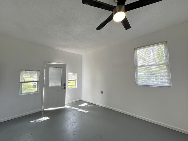 Building Photo - Brick Home W/ Big Yard