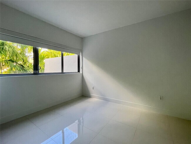 Building Photo - 9940 W Bay Harbor Dr