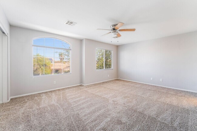 Building Photo - Beautiful 5 bed home with sparkling pool located in the heart of Las Vegas!