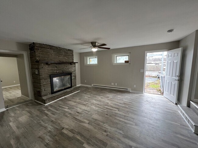 Building Photo - 412 N 8th St