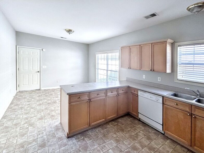 Building Photo - 145 Village Dr