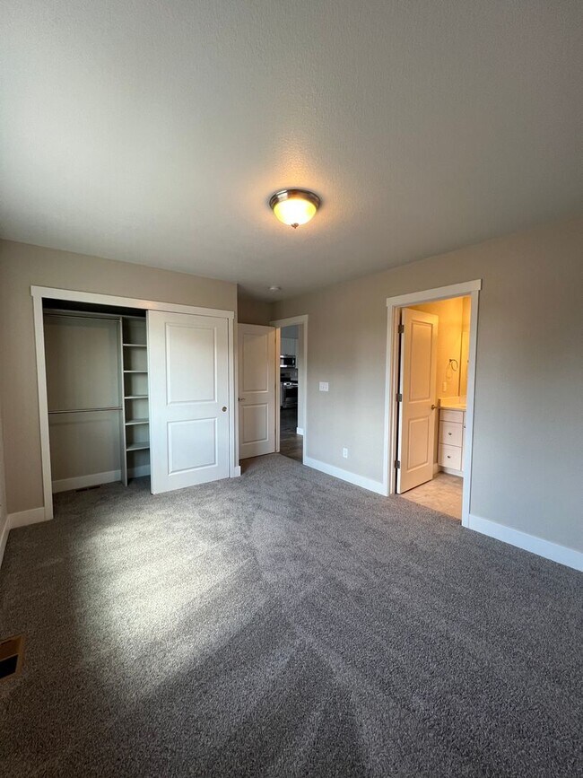 Building Photo - 2B/2B Berthoud Ranch Style Home Built with...