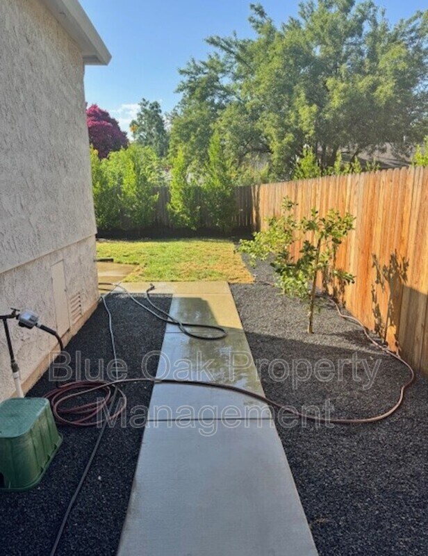 Building Photo - 352 E 7th Ave