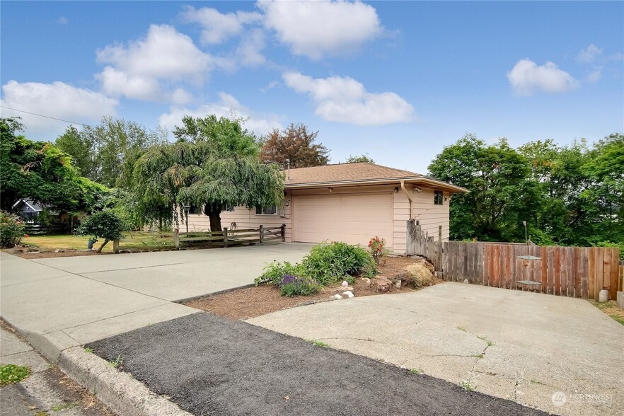 Garage & RV Parking - 3527 Shattuck Ave S