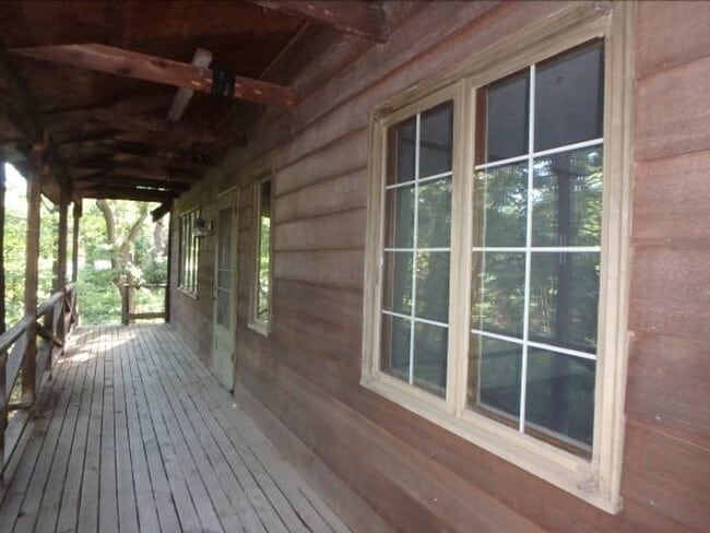 Building Photo - Unique 3 Bed 2 Bath Cabin In The Heart of Columbia!