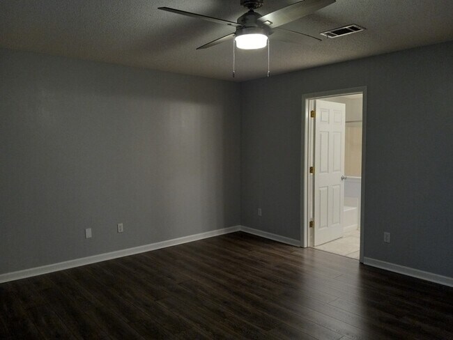 Building Photo - Large 3/2 Family Home that is Conveniently located off Blue Angel PKWY