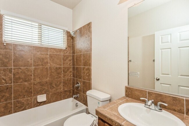 Building Photo - Gorgeous Roseville Home in Gated Community!