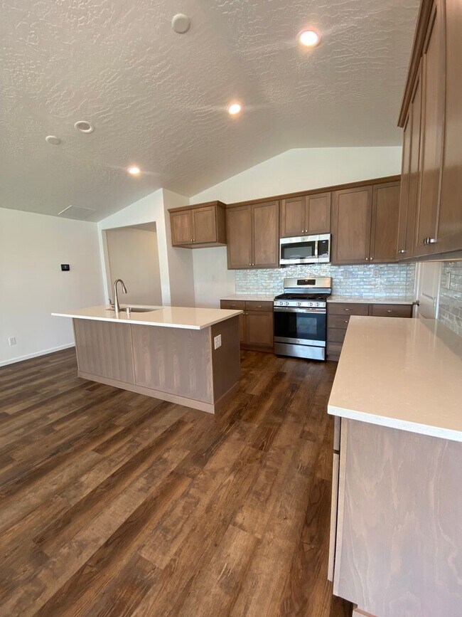 Building Photo - Stunning 3 Bed 2 Bath Rancher in Spokane V...