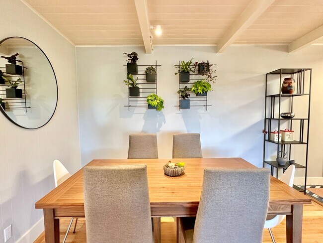 Building Photo - Gorgeous Hillside View, Modern Flat