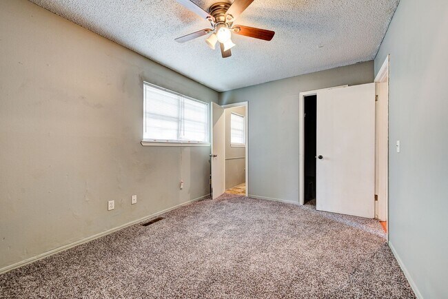 Building Photo - Updated Edmond Home with Newer Flooring