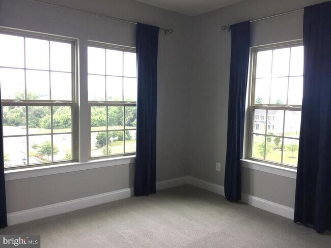 Building Photo - 6489 Jack Linton Dr N