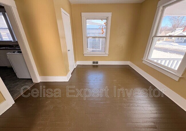 Building Photo - 3420 Plaza Dr