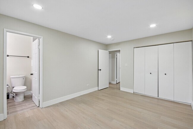 Building Photo - 226 Shorewood Dr