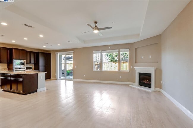 Building Photo - 1610 Chestnut Ct