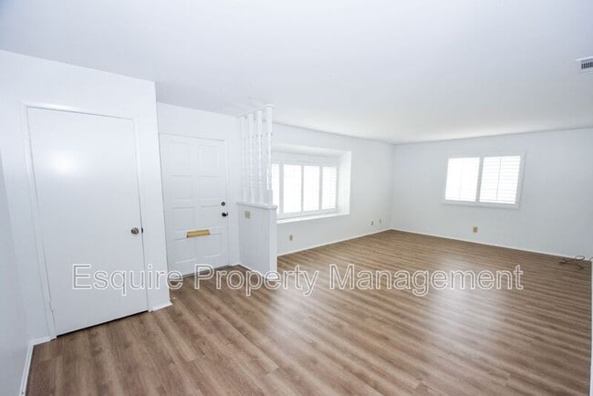 Building Photo - 833 Sharon Dr