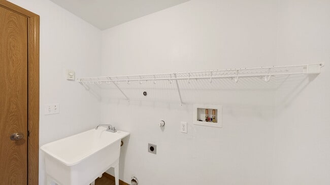 Building Photo - 3 Bed 2 Bath - Large Living Room - Office ...