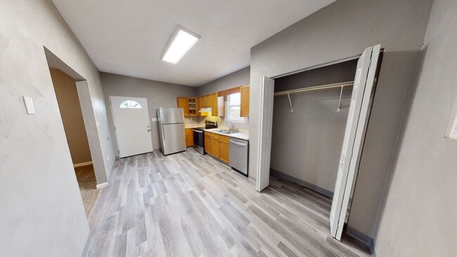 Building Photo - Renovated 2 Bed /1 Bath Single Family Home...