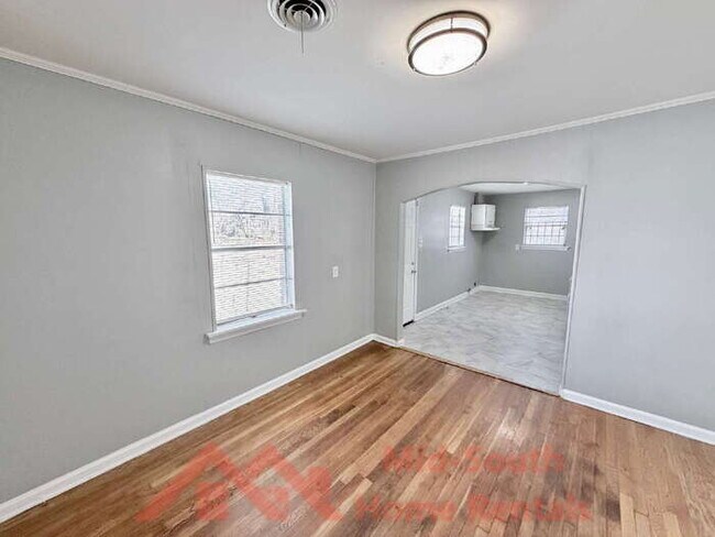 Building Photo - 2054 Benford St