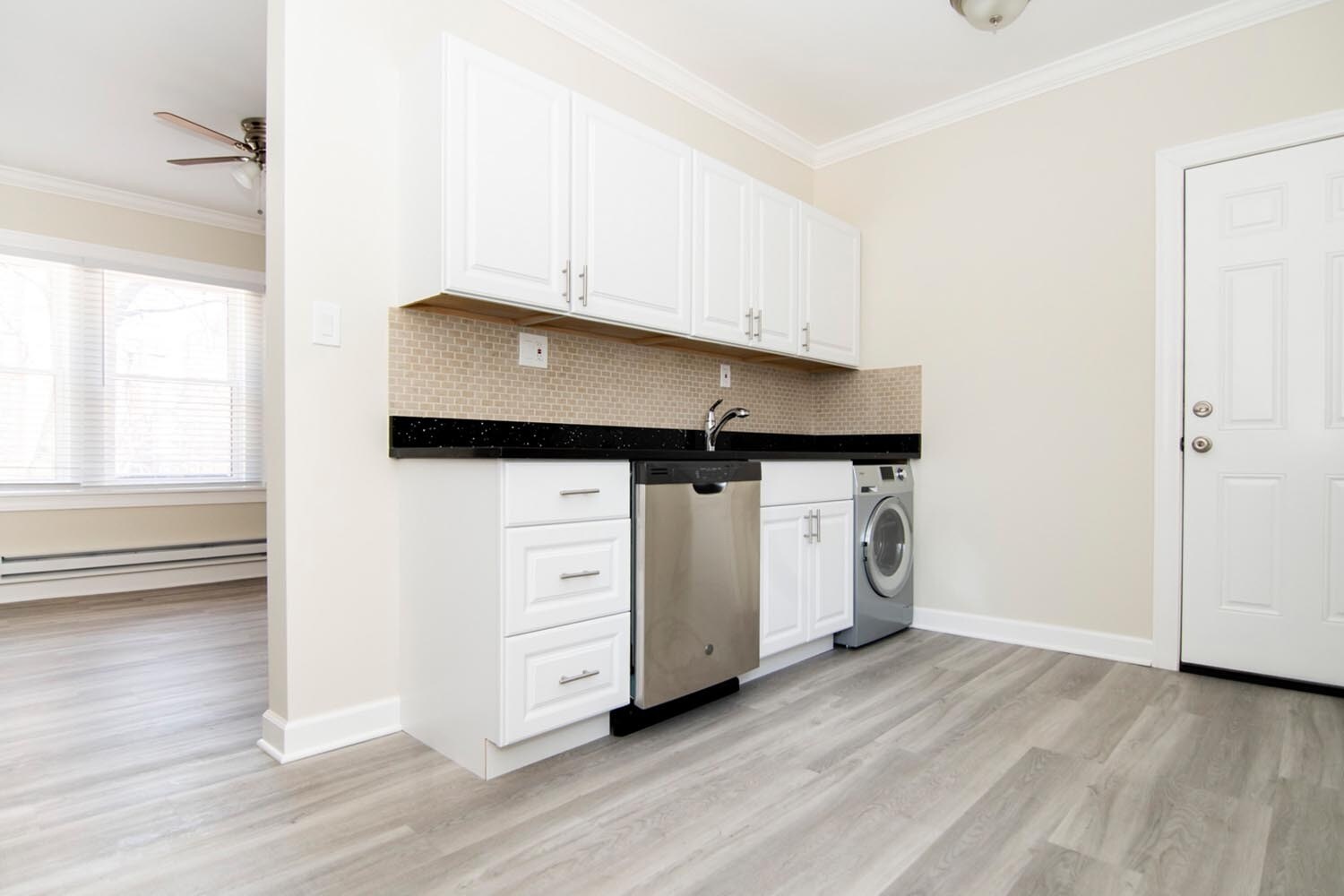 Building Photo - 655 W Roscoe St