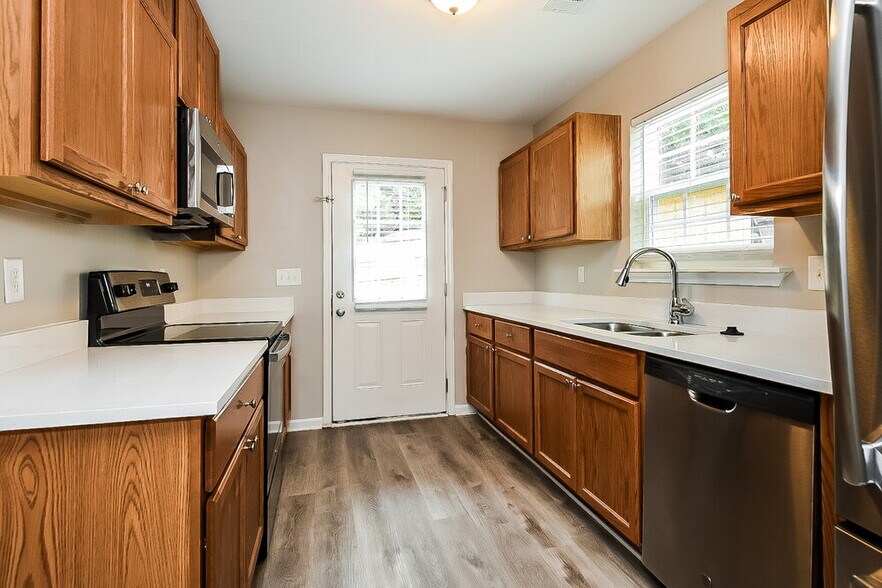 Building Photo - 313 Village Chase