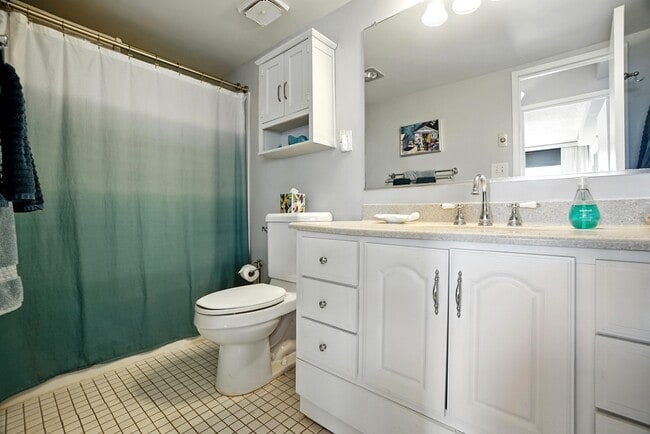 Building Photo - 3558 Shore Dr
