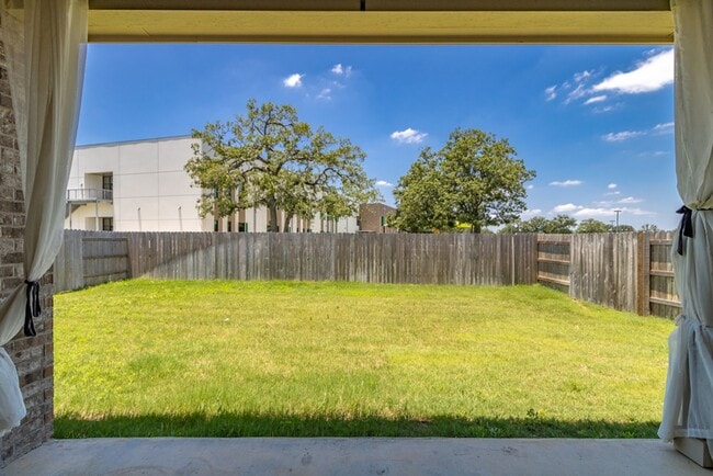 Building Photo - 124 Shagbark Trl