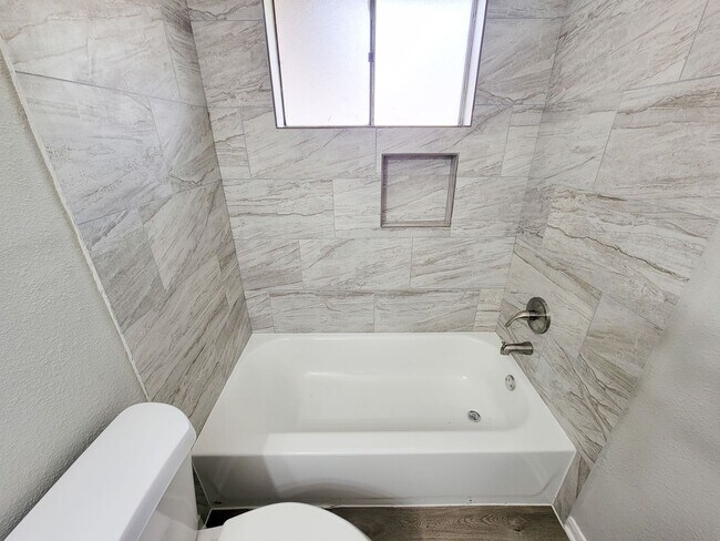 Building Photo - REMODELED 4 BEDROOM 2 BATH LEASE HOME IN H...