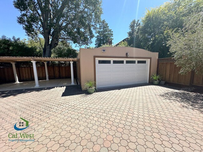 Building Photo - $7995 - Executive 4 bed, 3 full bath, Palo...