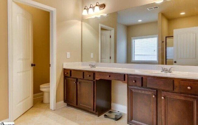 Building Photo - 4 Bedroom 4 Bath Furnished Home in Simpson...