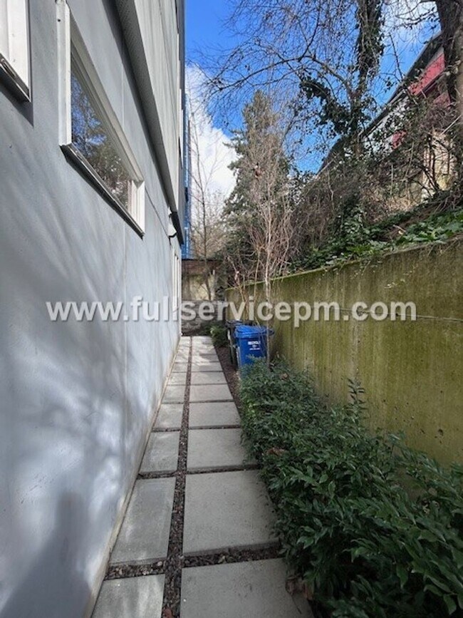 Building Photo - Contemporary 3 BD Mt. Baker Townhome! Location!!