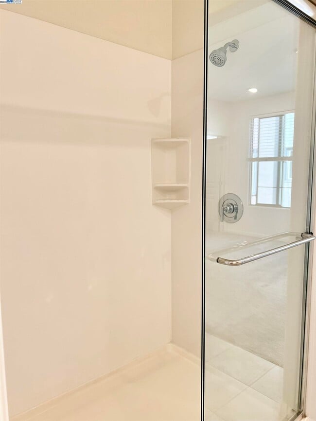 Building Photo - 25350 Parklane Dr