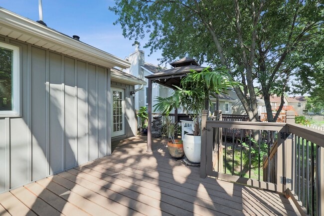 Building Photo - {10805} Gorgeous Remodel in Fantastic Location + One Level Living + Hardwood Floors & Granite Cou...